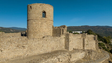 Fototapeta na wymiar vistas del castillo de Jimena de la Frontera en el parque natural de los alcornocales en la provincia de Cádiz, España