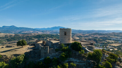 Obraz premium vistas del castillo de Jimena de la Frontera en el parque natural de los alcornocales en la provincia de Cádiz, España