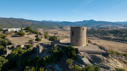Obraz premium vistas del castillo de Jimena de la Frontera en el parque natural de los alcornocales en la provincia de Cádiz, España