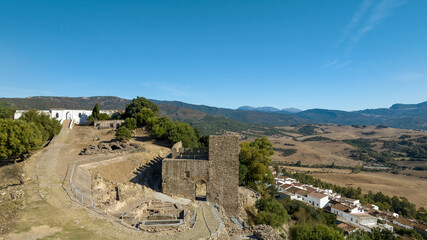 Fototapeta premium vistas del castillo de Jimena de la Frontera en el parque natural de los alcornocales en la provincia de Cádiz, España
