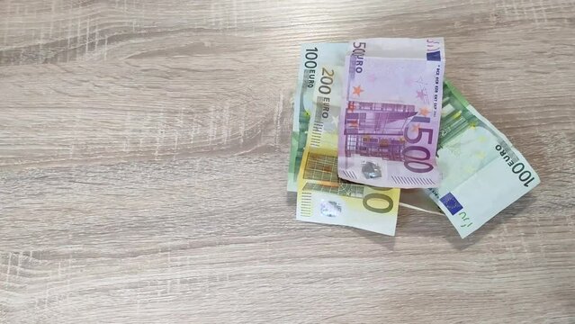 mujer cuenta dinero que vuela con el viento, billetes de euro, perder dinero. Video 4k UHD.