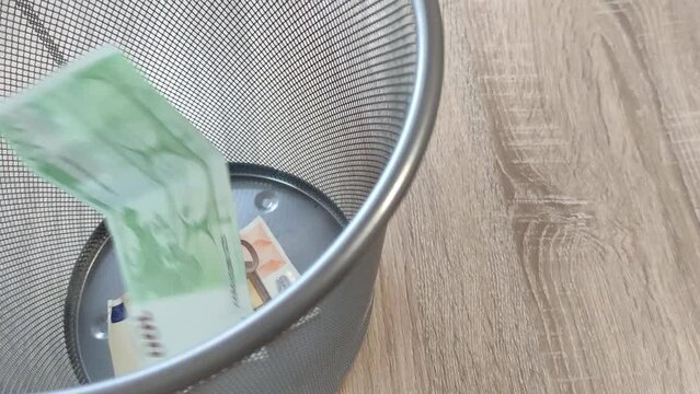 Tirar billetes de euro a la papelera. Video 4k UHD.