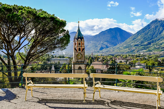 Meran, St. Nikolaus, Kirche, Altstadt, Tappeinerweg, Spazierweg, Panoramaweg, Promenade, Vinschgau, Etschtal, Aussichtspunkt, S&uuml;dtirol, Sommer, Herbst, Italien