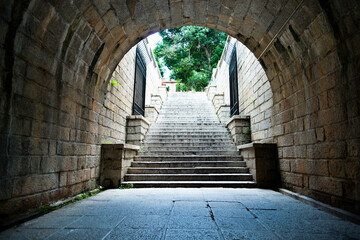 Obraz premium Ancient staircase going up to the light