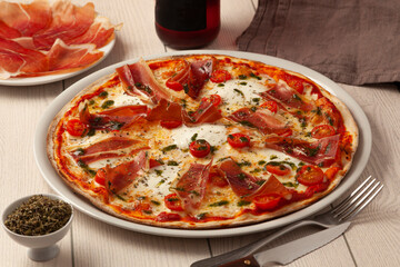 Pizza con jamón serrano y tomates chherry