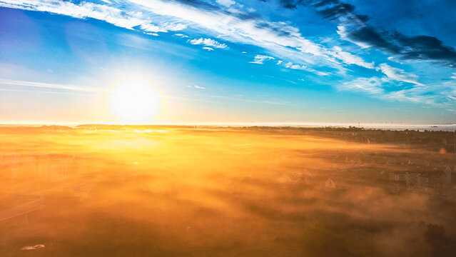 wschód słońca nad mgłą © Wojciech