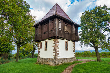 Kleines mittelalterliches Türmle zur Aussicht über die Landschaft
