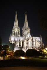 Köln am Rhein - Kölner Dom und Philharmonie bei Nacht