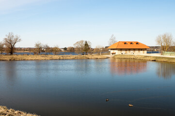 Obraz premium a lake and an old stone building against a blue sky