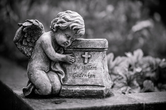 Engelchen auf Grab mit Inschrift "In stillem Gedenken"