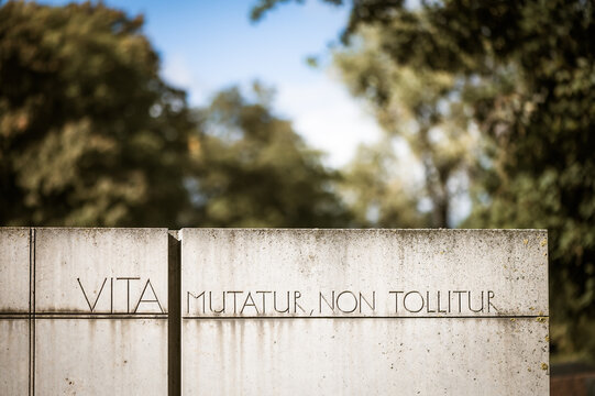 lateinische Inschrift auf einem Grabststein "vita mutatur, non tollitur" "Das Leben ist uns nicht genommen, nur gewandelt"