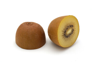 Kiwi jaune coupé en deux isolé sur fond blanc