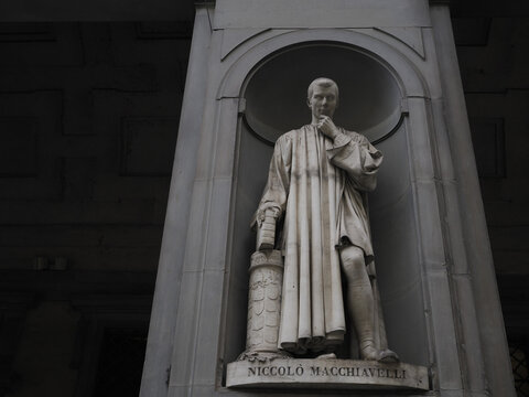 uffizi florence outdoor statue famous nicolo macchiavelli