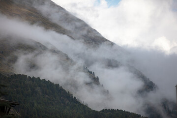 Nebel steigt in den Bergen auf