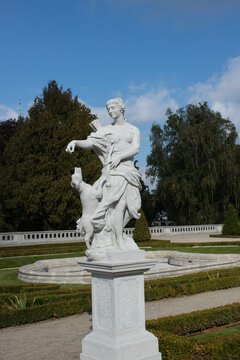 3.10.2022 Białystok Polska. Słoneczny dzień i rzeźba Afrodyty w miejskim ogrodzie.