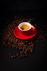 Obraz na płótnie Canvas Espresso im Tasse mit Kaffeebohnen
