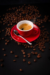 Obraz na płótnie Canvas Espresso im Tasse mit Kaffeebohnen