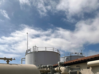 Natural gas facility with storage tanks