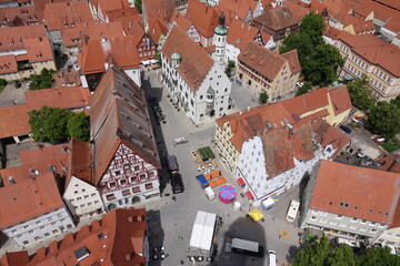 Blick vom Daniel zum Rathaus in Noedrlingen