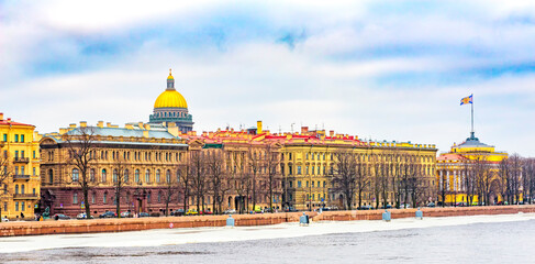 Fototapeta na wymiar Russia St. Petersburg Admiralteyskaya Embankment on a cloudy day