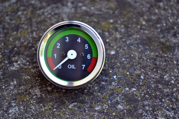 Oil pressure gauge for tractors