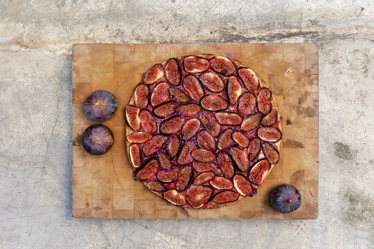 d&eacute;licieux dessert de tarte aux figues vue en plong&eacute;e