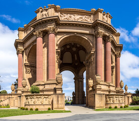 Obraz premium The Palace of Fine Arts of San Francisco is a monumental structure originally constructed for the 1915 Panama-Pacific Exposition in order to exhibit works of arts.
