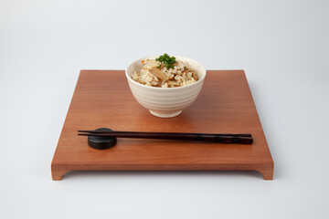 鶏ごぼう 混ぜご飯 白背景