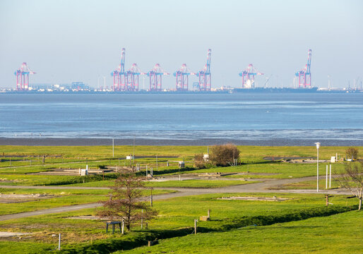 Blick vom Campingplatz am Friesenstrand in Tossens &uuml;ber die Jade auf den Jade-Weser-Port und das Container Terminal in Wilhelmshaven im Herbst
