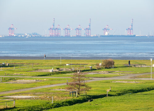 Blick vom Campingplatz am Friesenstrand in Tossens &uuml;ber die Jade auf den Jade-Weser-Port und das Container Terminal in Wilhelmshaven im Herbst