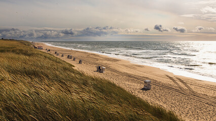 Sylt, Dünen, und Sandstrand mit Strandkörben bei Rantum