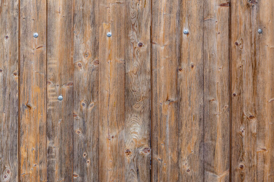 Wand aus ausgeblichenen Brettern aus Holz Nahaufnahme als Hintergrund © Thomas Hut