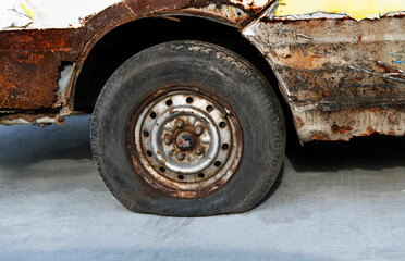 Fototapeta na wymiar Old car with broken wheel