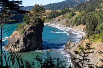 Obraz premium Sea Stack on Isolated Beach