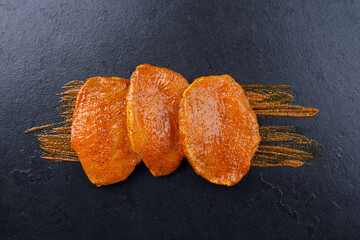 Traditional rohe marinierte Lendensteaks vom Schwein zubereitet für eine Sommer Grillparty...