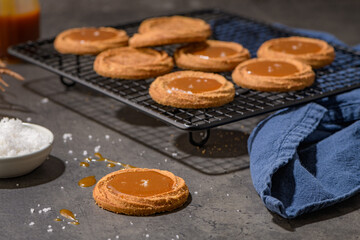 Biscuits with salted caramel