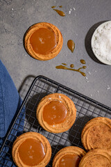 Biscuits with salted caramel