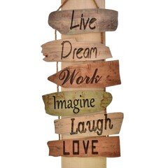 Tabla de madera vertical con palabras de mensajes motivacionales.