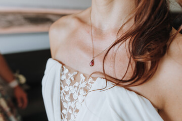 Braut beim Anziehen - Getting ready