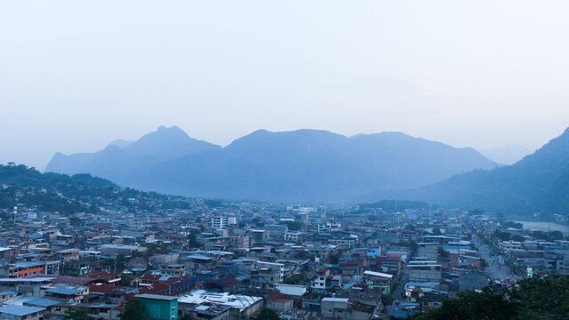 Bella durmiente de Tingo Mar&iacute;a. Hermosa vista panor&aacute;mica de la bella durmiente y la ciudad - la bella durmiente, cordillera en Tingo Mar&iacute;a, Per&uacute;.