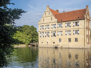 Fototapeta na wymiar The old Castle Huelshoff in Germany