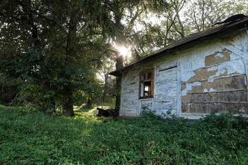 Stary opuszczony dom w Europie Wschodniej. Polska przy granicy z Ukrainą w województwie Lubelskim.