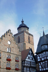 Fototapeta na wymiar historisches Rathaus, Weinhaus und Walpurgiskirche in Alsfeld