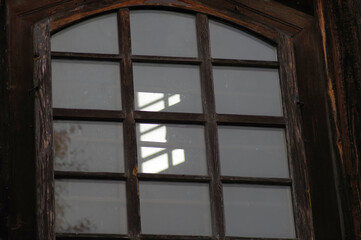 Bardzo stare okno, drewno.