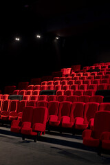 fauteuils confortables rouges et noirs dans une salle de cinéma ou de spectacle