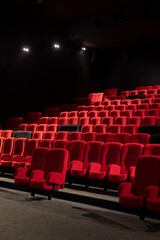 Obraz premium salle de cinéma, rouge et noir avant l'arrivée des spectateurs