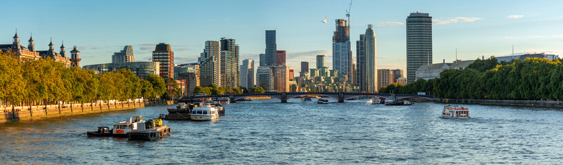 Fototapeta na wymiar Panorama of London on the River Thames, beautiful cityscape