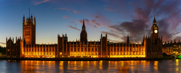 Fototapeta na wymiar The Parliament of England on the background of a dramatic sky, a beautiful evening cityscape