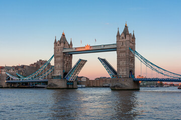 Fototapeta na wymiar Tower bridge against the background of the evening sky, beautiful cityscape