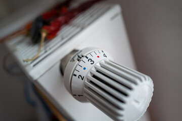 Nahaufnahme Heizkörper mit Thermostat